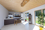 Eine offene Küche, mit einer Theke, war ein großer Wunsch in ihrem neuen Holzhaus.