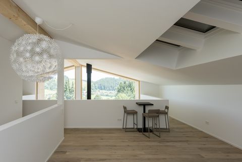 Im Obergeschoss ein super Blick durch die verglaste Giebelloggia - Holzhäuser von zmh.com
