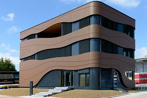 Das dreigeschossige Bürogebäude Gapp der Firma Holzbau Gapp mit seiner auffallenden Fassade - ZMH.com