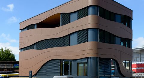 Das dreigeschossige Bürogebäude Gapp der Firma Holzbau Gapp mit seiner auffallenden Fassade - ZMH.com