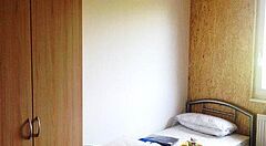 Schlafzimmer in der Flüchtlingsunterkunft Stephanskirchen - Holzbauweise von ZMH.com