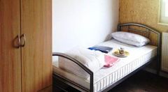 Schlafzimmer in der Flüchtlingsunterkunft Stephanskirchen - Holzbauweise von ZMH.com