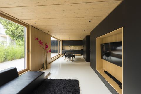 Holzoberflächen und Küchenrückenwand, Fensterrahmen und Brettstapeldecke setzen warme anmutende Akzente.