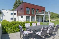 Zweite Terrasse im Garten des Passivhaus Haubner - zmh.com