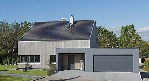 Holzhaus mit Holzfassade, Effizienzhaus 55, Satteldach und Garage, moderne Architektur