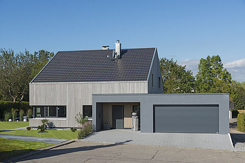 Holzhaus mit Holzfassade, Effizienzhaus 55, Satteldach und Garage, moderne Architektur