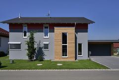 Hausbau Idee Eingangsbereich - Holz als Akzent Farbe