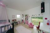 Das Kinderzimmer mit modernen Bodentiefen Fenster im Funkis 2 Holzhaus