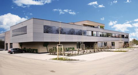 Die allnatura Firmenzentrale in Heubach bei Aalen bietet auf zwei Etagen 70 Arbeitsplätze, eine Lounge, Holzterrasse und eine Produktgalerie
