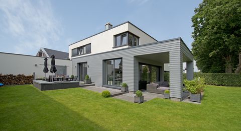 Nähere Außenansicht des Holzhaus im Bauhausstil mit ebenerdiger Terrasse