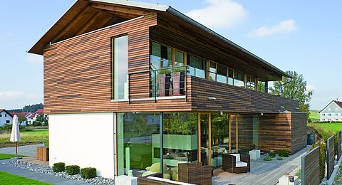 Ein Haus aus Holz welches die größtmögliche Naturbezogenheit ausstrahlt