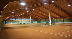 Eine Tennishalle mit niedrigen Energiekosten - LED Beleuchtung in der Bad Schussenried Halle - ZMH.com