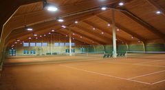 Eine Tennishalle mit niedrigen Energiekosten - LED Beleuchtung in der Bad Schussenried Halle - ZMH.com